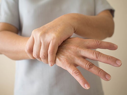 Дрожь в руках. Насколько это опасно?