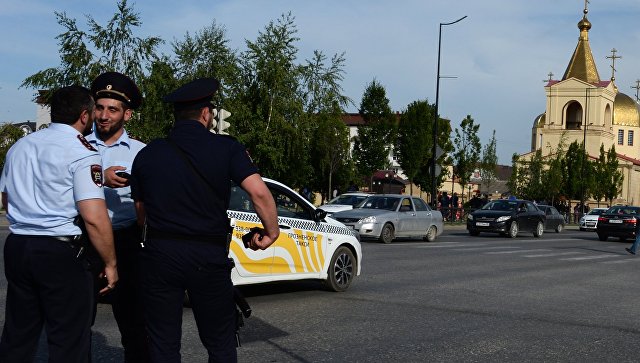 Сотрудники правоохранительных органов у церкви Архангела Михаила в центре Грозного, в которой четверо боевиков пытались захватить прихожан в качестве заложников. 19 мая 2018 Сотрудники правоохранительных органов у церкви Архангела Михаила в центре Грозного, в которой четверо боевиков пытались захватить прихожан в качестве заложников. 19 мая 2018