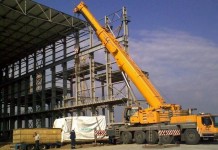 Использование автокрана на стройке