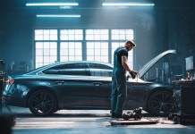 Выбор надежной компании для выкупа автомобиля в Санкт-Петербурге Фотореалистичное изображение в общем плане с ракурсом сбоку на уровне глаз, показывающее профессионального специалиста по автомобильной диаг