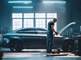 Выбор надежной компании для выкупа автомобиля в Санкт-Петербурге Фотореалистичное изображение в общем плане с ракурсом сбоку на уровне глаз, показывающее профессионального специалиста по автомобильной диаг